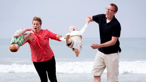 Απίστευτα αντανακλαστικά: Δείτε πώς σώζουν τα παιδιά τους την τελευταία στιγμή!