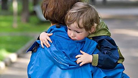 Θέλει συνέχεια να είναι αγκαλιά
