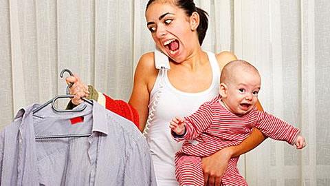 10 λόγοι που μια μαμά δεν μπορεί να μιλήσει στο τηλέφωνο