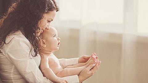 Όσα δεν λέει κανείς για τη μητρότητα