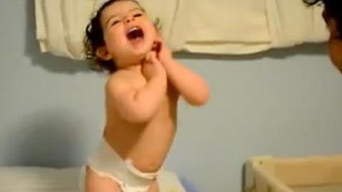 Δείτε τι τραβάει αυτός ο μπαμπάς για να βάλει το μωρό για ύπνο!