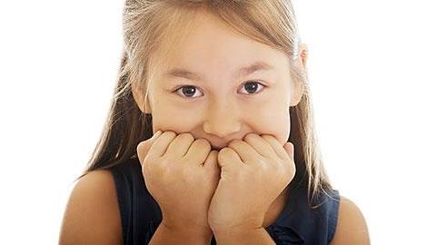 Τρώει τα νύχια της