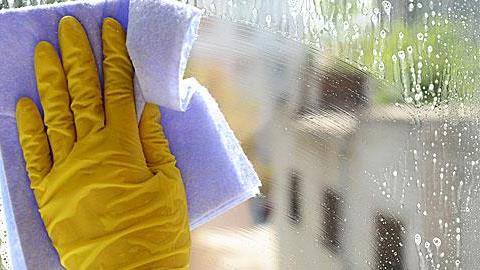 Πώς να καθαρίσετε τα τζάμια φθηνά και οικολογικά