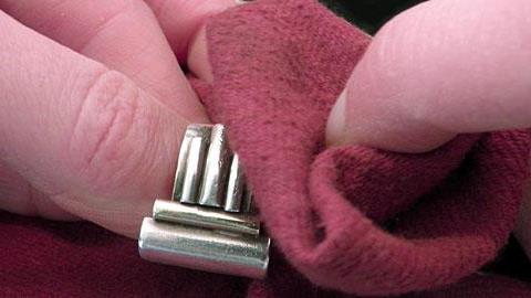 Πώς να καθαρίσετε τα ασημένια σας κοσμήματα