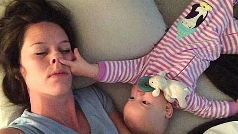 Τι σημαίνει ύπνος με το μωρό: Ένα ξεκαρδιστικό βίντεο