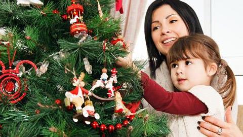 Στολισμός του δέντρου μαζί με τα παιδιά: Τι να προσέξετε