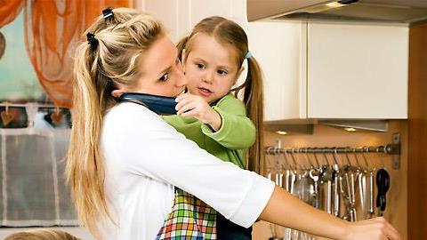 Με πόσα θα έπρεπε να αμοίβεται μια μητέρα και νοικοκυρά;