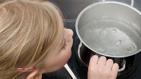 Οι μεγαλύτεροι κίνδυνοι για το παιδί στο σπίτι 