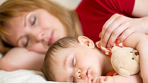 Θέλει να κοιμάται μαζί μας