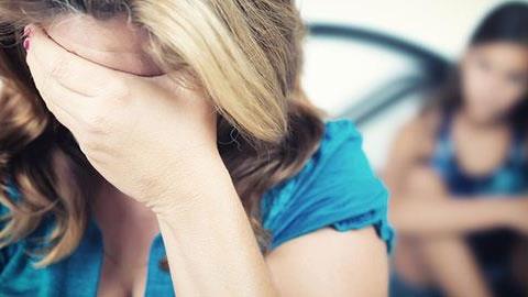 Έφηβη με αρνητικές σκέψεις για τη μητέρα της