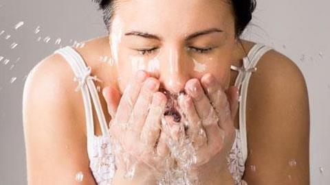 Πώς να κάνετε μόνες καθαρισμό προσώπου απλά και οικονομικά