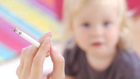 Η 4χρονη κόρη μου παίρνει το πινέλο ζωγραφικής και κάνει ότι καπνίζει