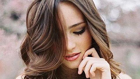 Πώς να κάνετε μόνες τα μαλλιά σας κυματιστά 