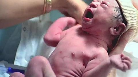 Μαζί κάθε στιγμή: Ένα καταπληκτικό βίντεο με τις μεγάλες στιγμές του μωρού σας