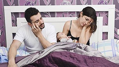 6 δύσκολες στιγμές της ζωής με τα παιδιά που βάζουν σε κίνδυνο τον γάμο