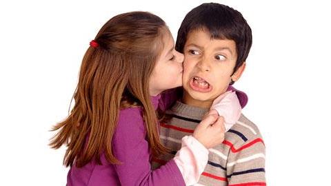 Η 5χρονη κόρη μου «ορμάει» σε έναν συμμαθητή της. Πώς να το χειριστώ;