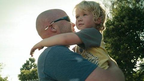 «Μπαμπά μου!»: Ένα συγκινητικό βίντεο για την πατρική φροντίδα