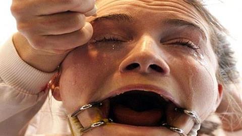 Βίντεο σοκ: Γυναίκα βασανίζεται δημόσια σε καμπάνια κατά των πειραμάτων σε ζώα