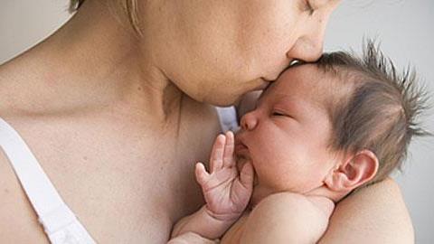 «Εσύ δεν θα θυμάσαι, θα θυμάμαι όμως εγώ…»: Μια μαμά θυμάται και συγκινεί