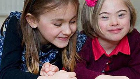 Τι χρειάζεται ένα παιδί με σύνδρομο Down; Μία αδελφή σαν αυτή!