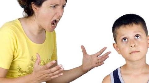 Ο 7χρονος γιος μου δεν διαβάζει, εγώ φωνάζω και τον μπλοκάρω χειρότερα. Τι να κάνω;