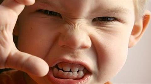 Ο 4 ετών γιος μου μας χτυπά και μας δαγκώνει. Τι να κάνουμε;