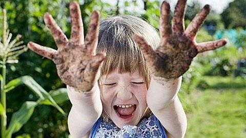 Γιατί πρέπει να αφήνετε τα παιδιά να λερωθούν