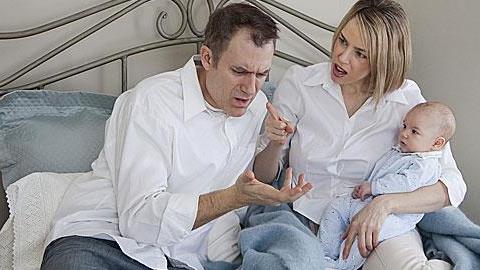 Πώς να συμπεριφερθείτε σε μια νέα μαμά με νεύρα