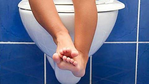 Η 6 ετών κόρη μου αρνείται να πάει στην τουαλέτα. Τι να κάνω;