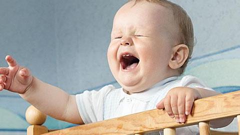 Το 2 μηνών μωρό μου θέλει συνέχεια αγκαλιά