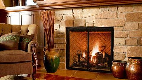 Πώς να διακοσμήσετε όμορφα και οικονομικά το τζάκι