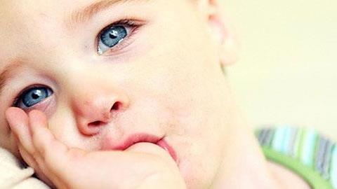 Νήπιο που πιπιλίζει το δάχτυλο