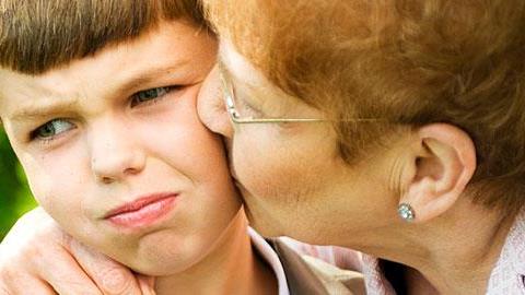 Μην πιέζετε το παιδί να αγκαλιάζει τους συγγενείς