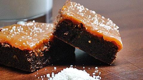 H απόλυτη συνταγή για brownies με σοκολάτα και καραμέλα!