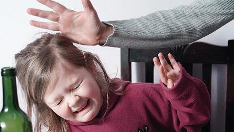 Γιατί απαγορεύεται οι γονείς να χτυπούν τα παιδιά τους