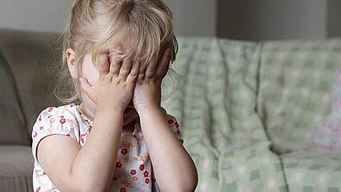 Ξαφνικά η 5 ετών κόρη μου τα κάνει πάνω της. Γιατί;