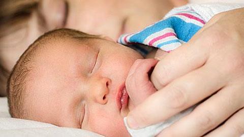 Θα δημιουργήσει πρόβλημα στο μωρό μου το ότι κοιμόμαστε μαζί;