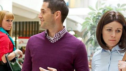 Γιατί ο άνδρας σας κοιτάζει άλλες: Η επιστήμη απαντά