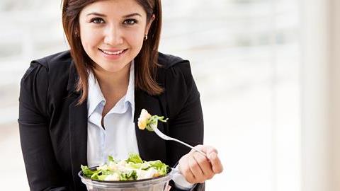 Τι να τρώτε στην δουλειά για να παίρνετε ενέργεια και να μην παχαίνετε