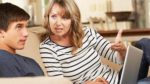 Ο έφηβος γιος μου ζητά να κοιμηθεί στο σπίτι της φίλης του. Τι να κάνω;