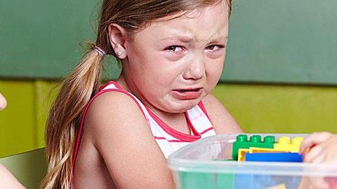 Χτυπάνε την 3 ετών κόρη μου στο σχολείο. Πώς να αντιδράσω;