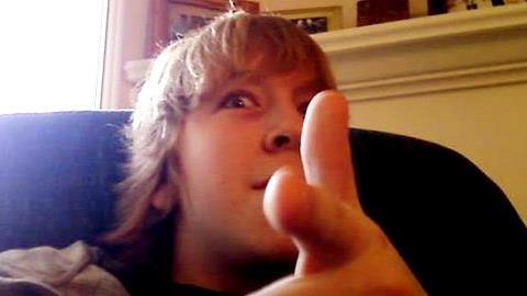 Δείτε τι έκανε αυτό το αγόρι στο πρόσωπό του!