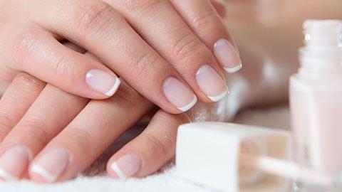 Πώς να κάνετε μόνες σας τέλειο γαλλικό μανικιούρ