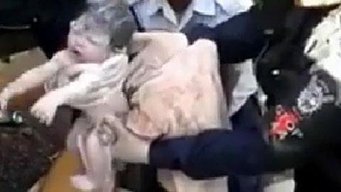 Απίστευτο: Δείτε πώς 3 αστυνομικοί ξεγεννούν έγκυο στη μέση του δρόμου!