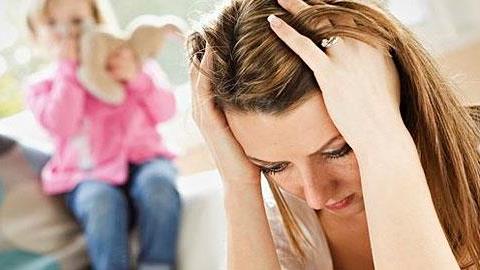 Να την στείλω στον παιδικό σταθμό ή να βρω μια κοπέλα να την προσέχει;