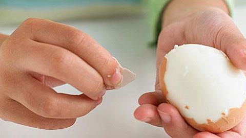Πώς να ξεφλουδίσετε ένα αυγό σε δευτερόλεπτα!