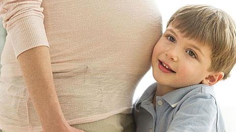 Πώς να προετοιμάσετε το παιδί σας για το αδερφάκι του!