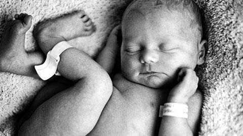 Με το νεογέννητο στο μαιευτήριο: Οι 10 φωτογραφίες που πρέπει να βγάλετε!