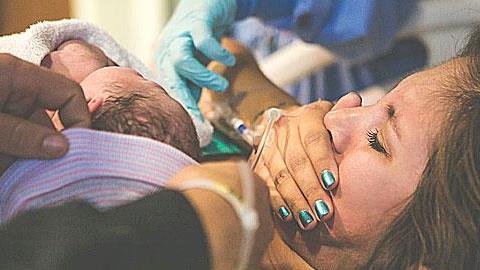 Η τέλεια γέννα ενός… ιδιαίτερου μωρού: Δείτε τις υπέροχες φωτογραφίες!