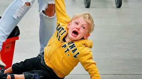 «Αγαπητή μαμά, με το παιδί που σέρνεται κλαίγοντας στο πάτωμα…»